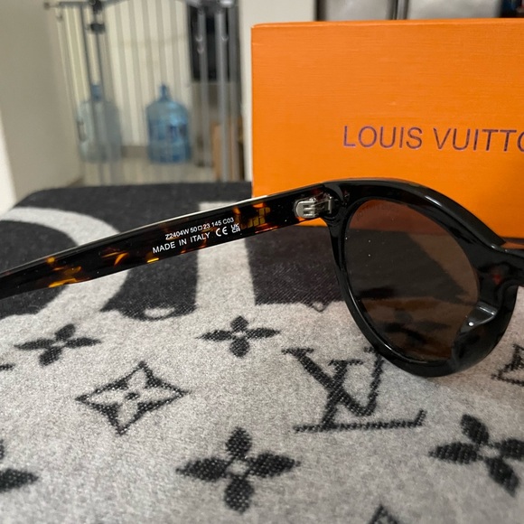 Louis Vuitton Black and Gold Sunglasses - Picture 2 of 11